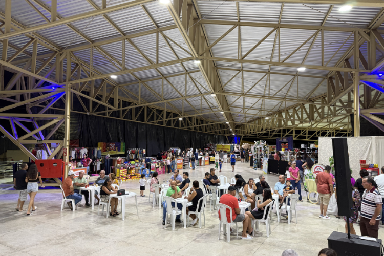 Público visita estandes do Liquida Vazante no Centro Municipal de Eventos em Vazante